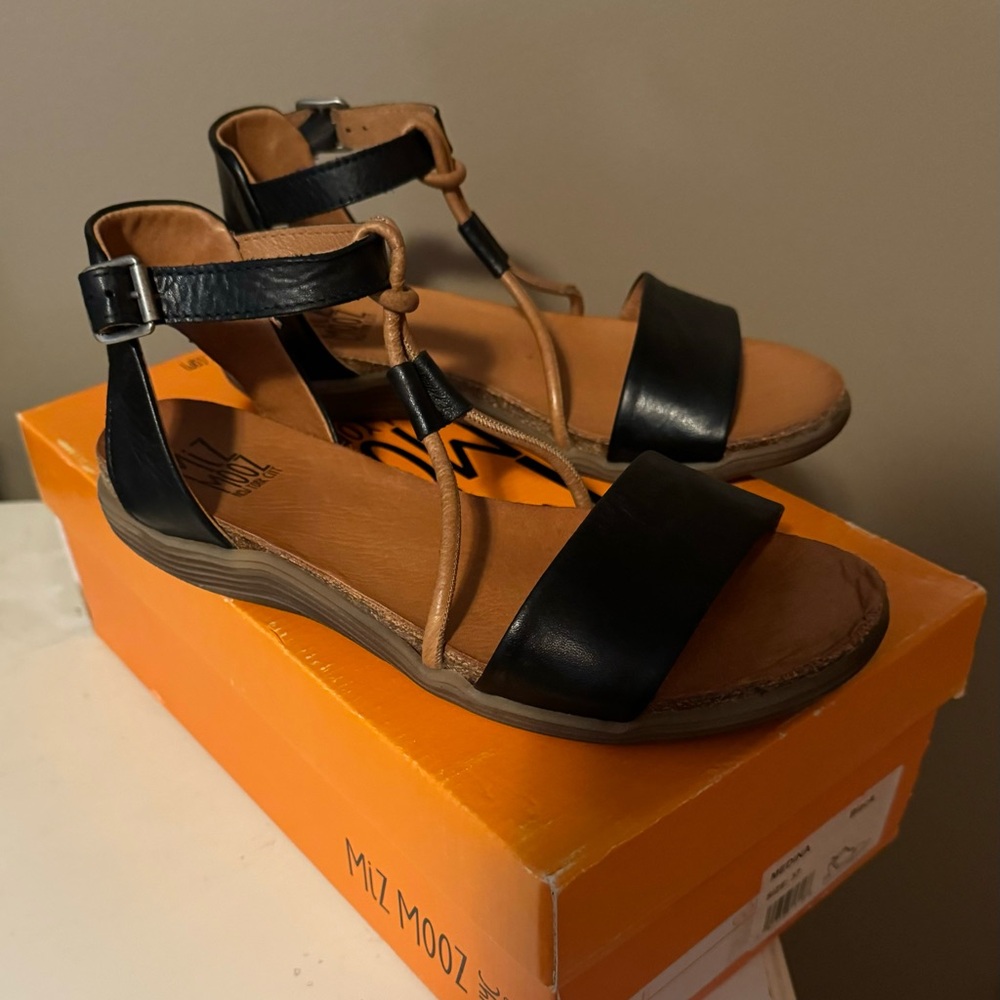 NWB-Women’s Miz Mooz sandals.